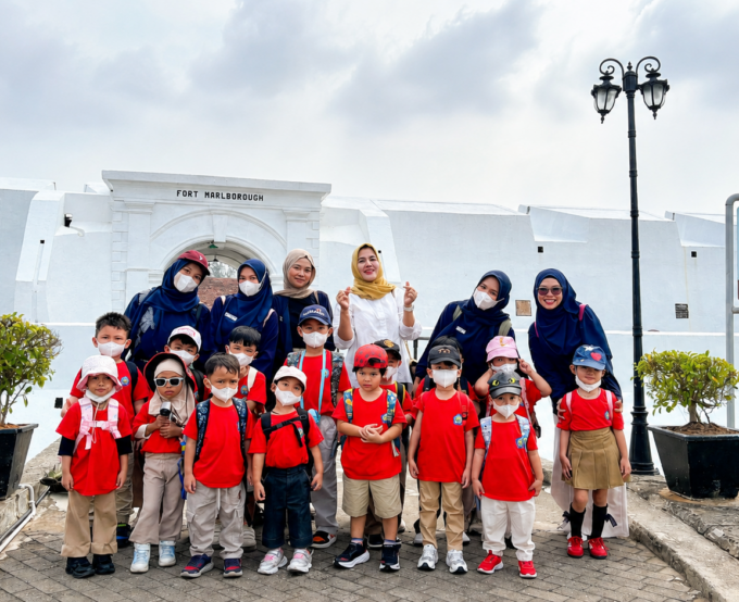 TK Danadyaksa Kids School Gelar Field Trip ke Benteng Marlborough Menggunakan Odong-Odong